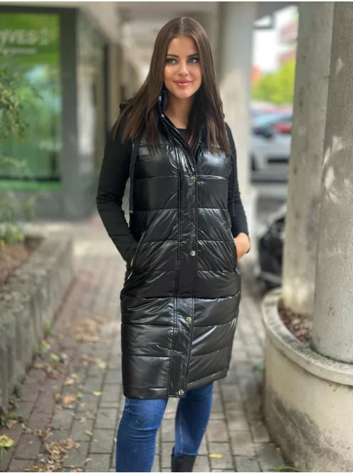 Bélelt, fényes, nem rugalmas anyagú, zsebes, cipzáras, kapucnis mellény. A Modell S méretet visel. (S-XXL méretekben.)