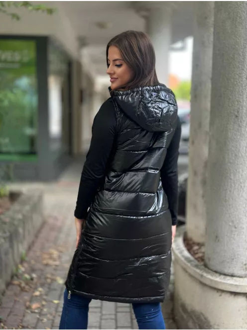 Bélelt, fényes, nem rugalmas anyagú, zsebes, cipzáras, kapucnis mellény. A Modell S méretet visel. (S-XXL méretekben.)