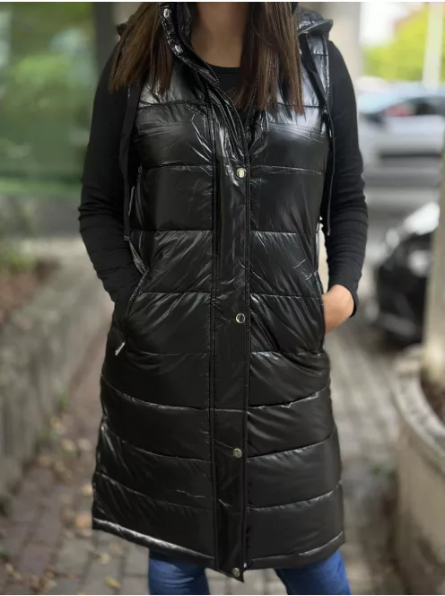 Bélelt, fényes, nem rugalmas anyagú, zsebes, cipzáras, kapucnis mellény. A Modell S méretet visel. (S-XXL méretekben.)
