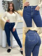 Rugalmas anyagú, extra magas derekú, szaggatott, zsebes, csinos farmernadrág. A Modell S méretet visel.