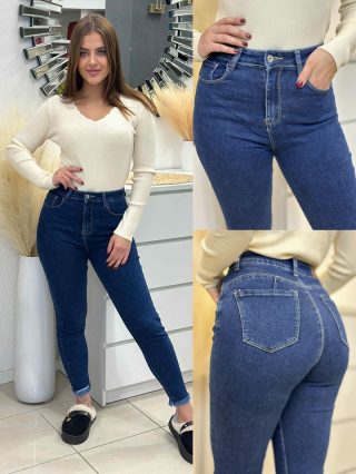   Rugalmas anyagú, extra magas derekú, szaggatott, zsebes, csinos farmernadrág. A Modell S méretet visel.