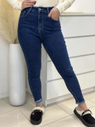 Rugalmas anyagú, extra magas derekú, szaggatott, zsebes, csinos farmernadrág. A Modell S méretet visel.