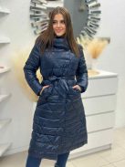 Steppelt, fényes anyagú, vastag télikabát .