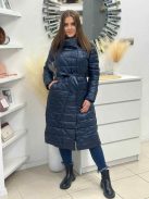 Steppelt, fényes anyagú, vastag télikabát .