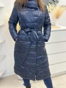 Steppelt, fényes anyagú, vastag télikabát .