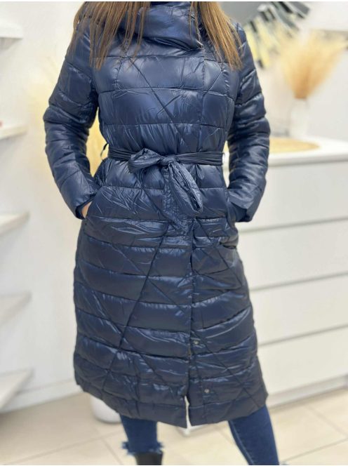 Steppelt, fényes anyagú, vastag télikabát .