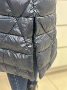 Steppelt, fényes anyagú, vastag télikabát .