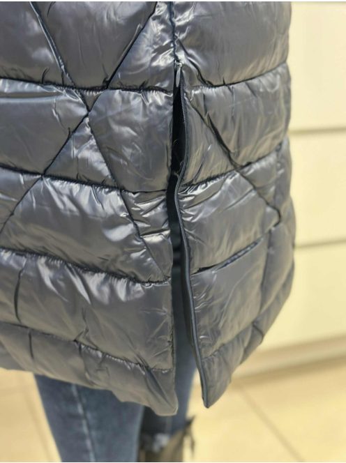 Steppelt, fényes anyagú, vastag télikabát .