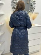 Steppelt, fényes anyagú, vastag télikabát .