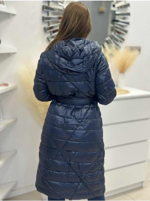 Steppelt, fényes anyagú, vastag télikabát .