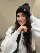 Rugalmas, csillogós, bojtos, kötött sapka .