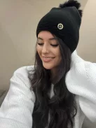 Rugalmas, csillogós, bojtos, kötött sapka .