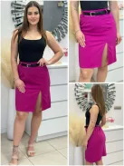 Csinos, felsliccelt szoknya övvel