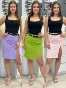 Csinos, felsliccelt szoknya övvel