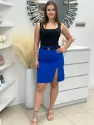 Csinos, felsliccelt szoknya övvel