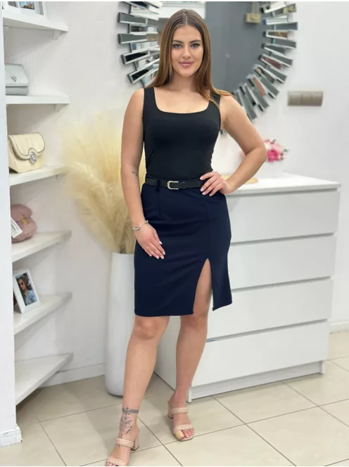 Csinos, felsliccelt szoknya övvel